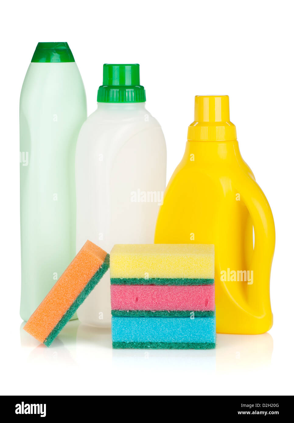 Le bottiglie di plastica di prodotti di pulizia e spugne. Isolato su sfondo bianco Foto Stock