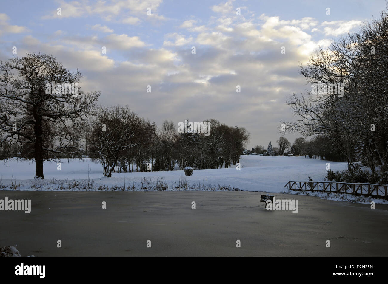 Congelato stagno su un inverni nevosi pomeriggio Bromley Kent England Foto Stock