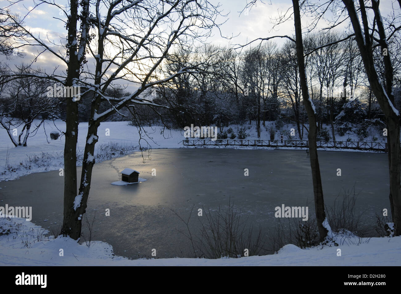 Congelato stagno su un inverni nevosi pomeriggio Bromley Kent England Foto Stock