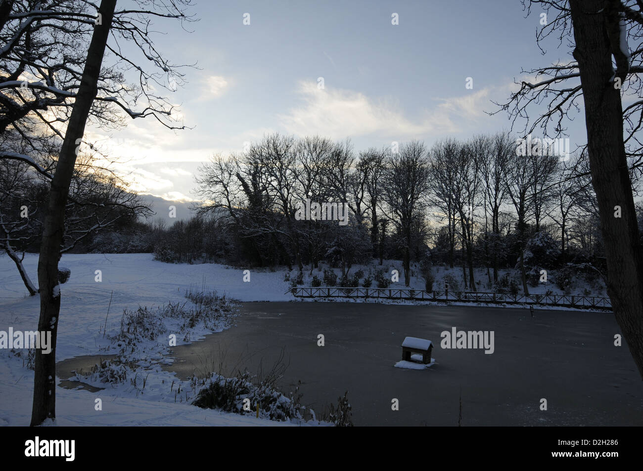 Congelato stagno su un inverni nevosi pomeriggio Bromley Kent England Foto Stock