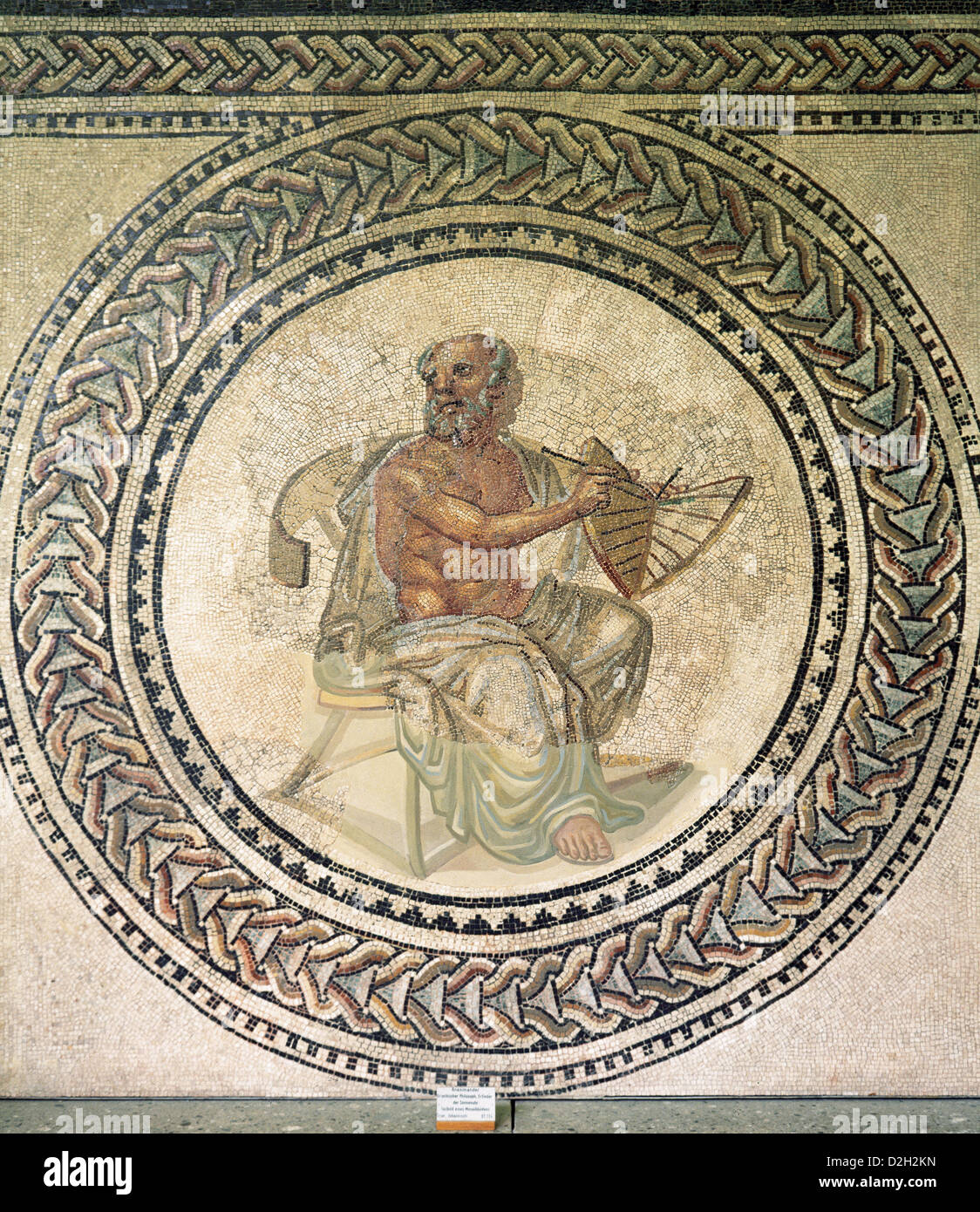 Anassimandro (610- 546 a.C.). Pre-Socratic filosofo greco. Anassimandro con una meridiana. Mosaico romano. 3. secolo. Foto Stock