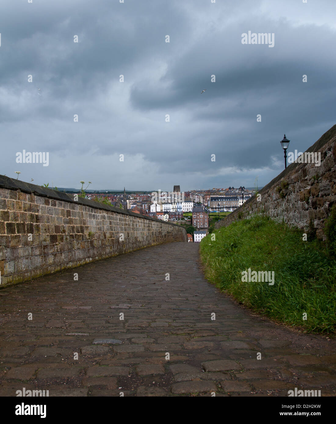 Il percorso con la parete su entrambi i lati Foto Stock