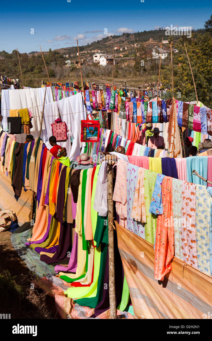 Madagascar, Ivato, mercato, tessuti colorati in vendita Foto Stock