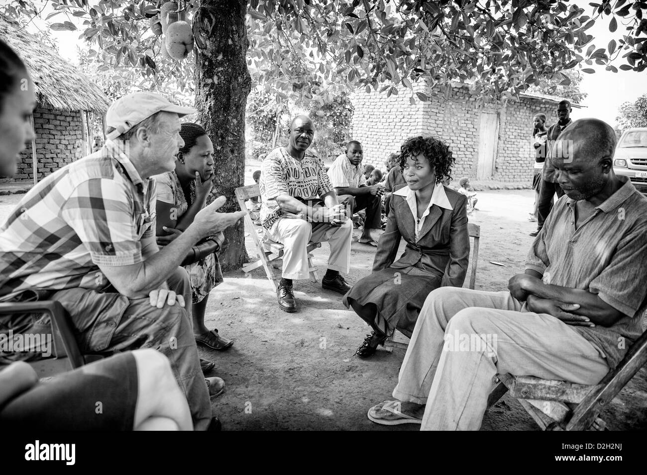 Un colloquio di gruppo dei leader di un villaggio in Uganda, Africa Foto Stock