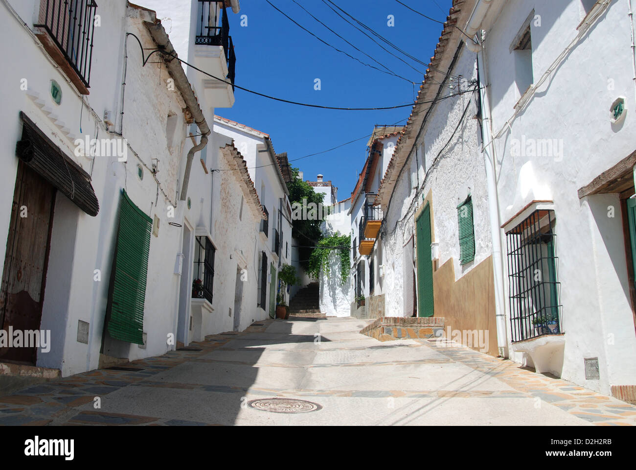 Una tipica strada del pueblo blanco (villaggio bianco) di Gaucin in Andalusia, Spagna Foto Stock