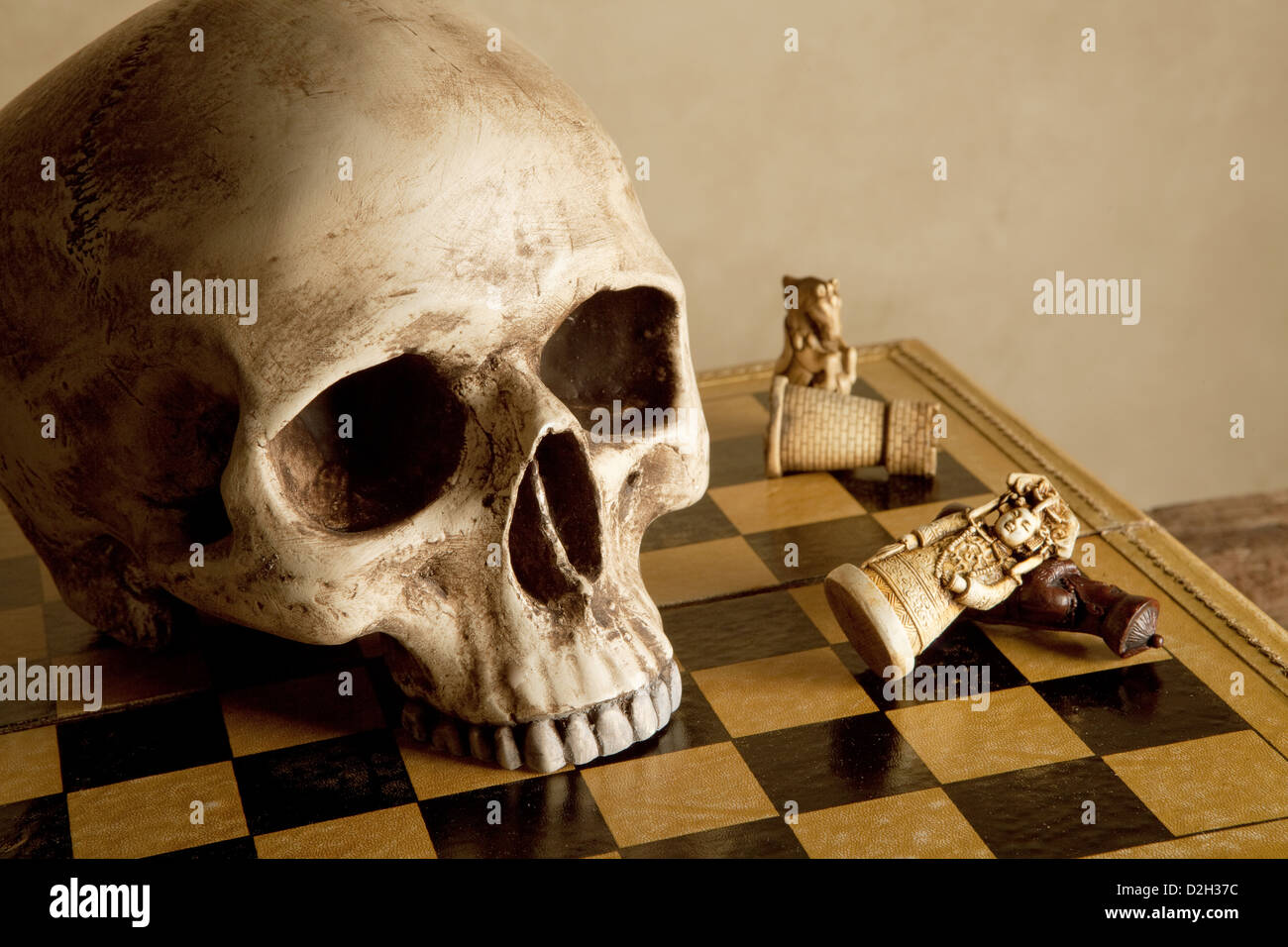 Il vecchio teschio umano su un antico checkboard Foto Stock