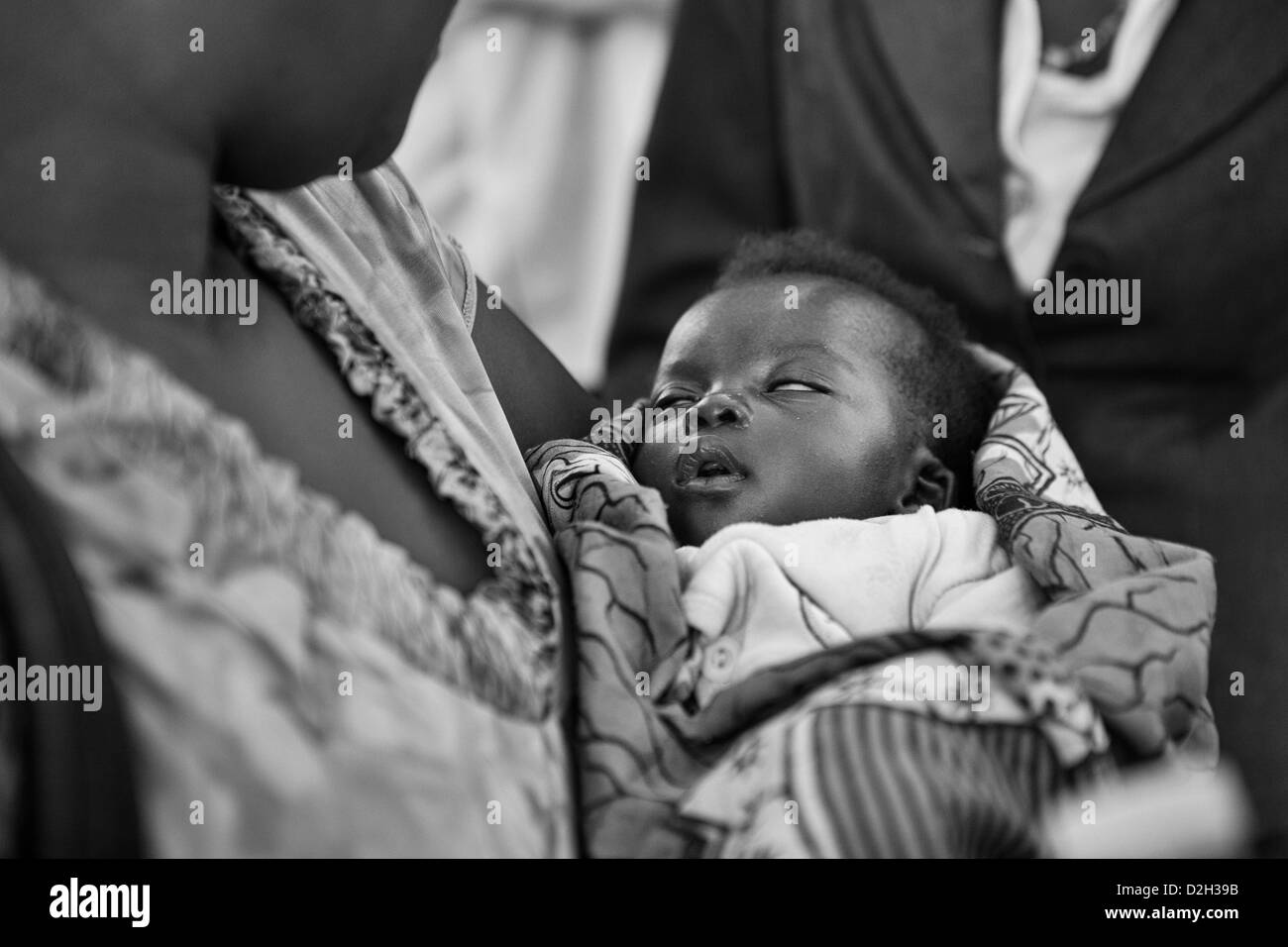 Un bambino africano in Uganda che è gravemente malato Foto Stock