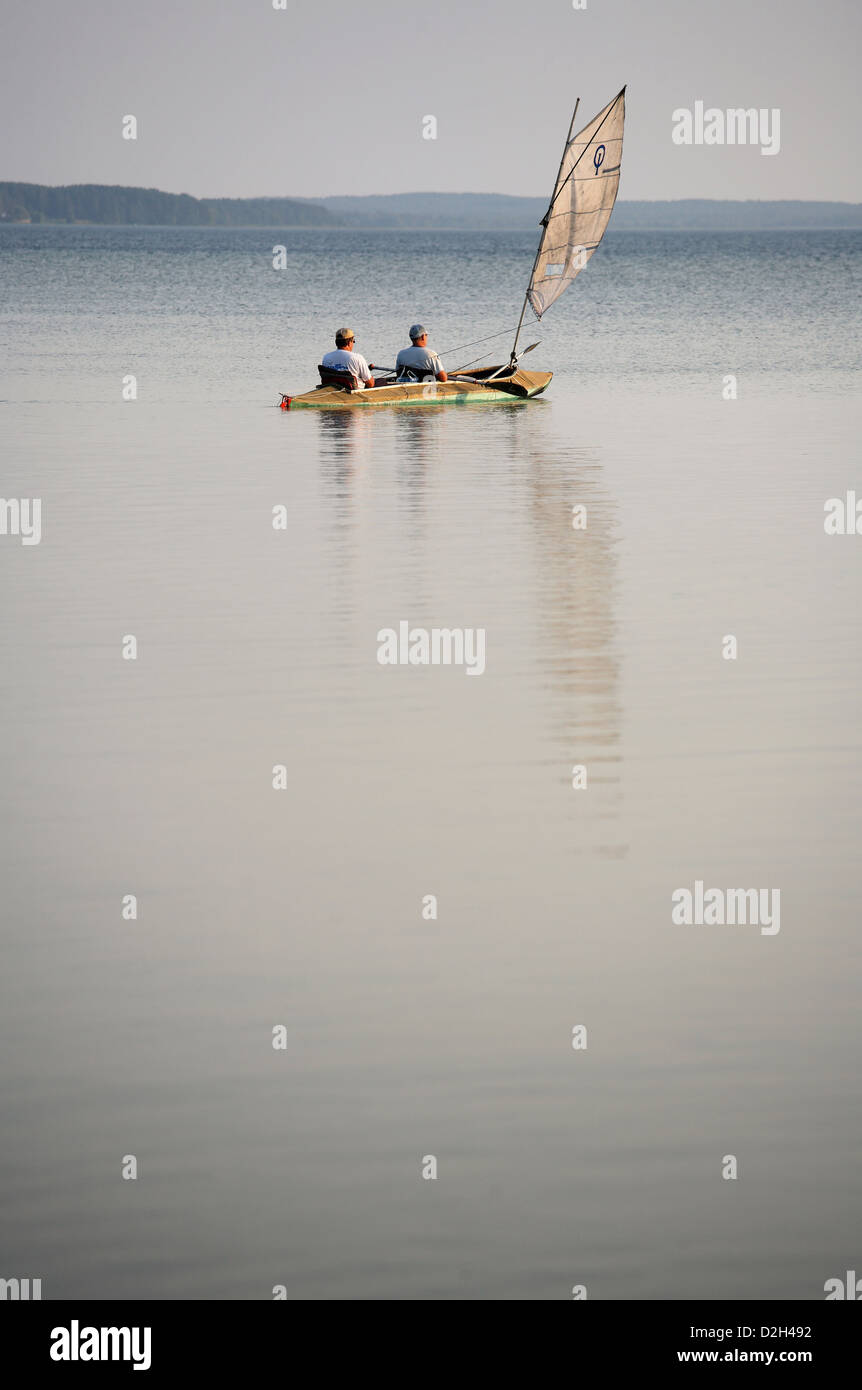Mikolcy, Bielorussia, gli uomini con un viaggio di pesca sul lago di Narac Foto Stock