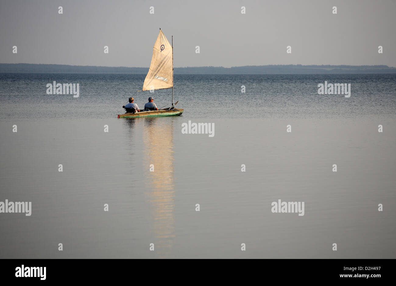 Mikolcy, Bielorussia, gli uomini con un viaggio di pesca sul lago di Narac Foto Stock