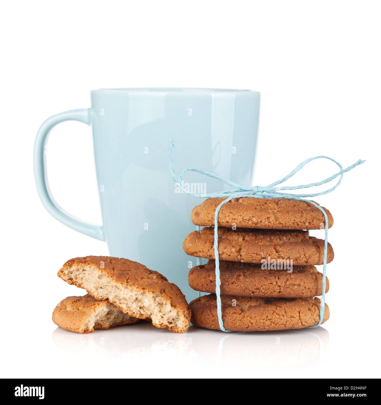 Tazza di latte con biscotti fatti in casa. Isolato su sfondo bianco Foto  stock - Alamy