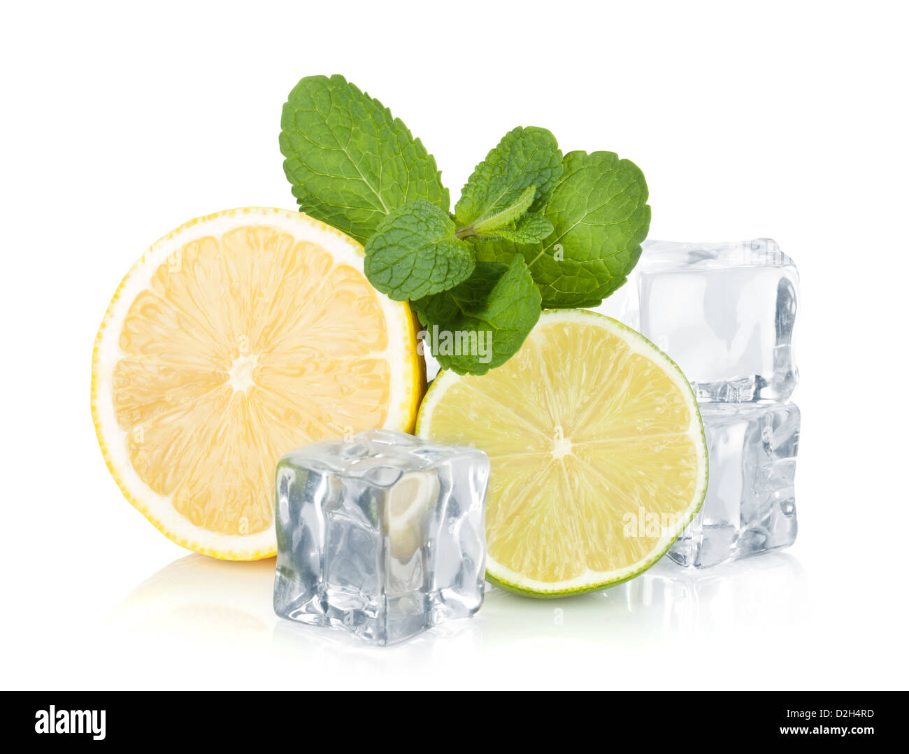 Limone fresco, calce, menta e cubetti di ghiaccio. Isolato su sfondo bianco Foto Stock