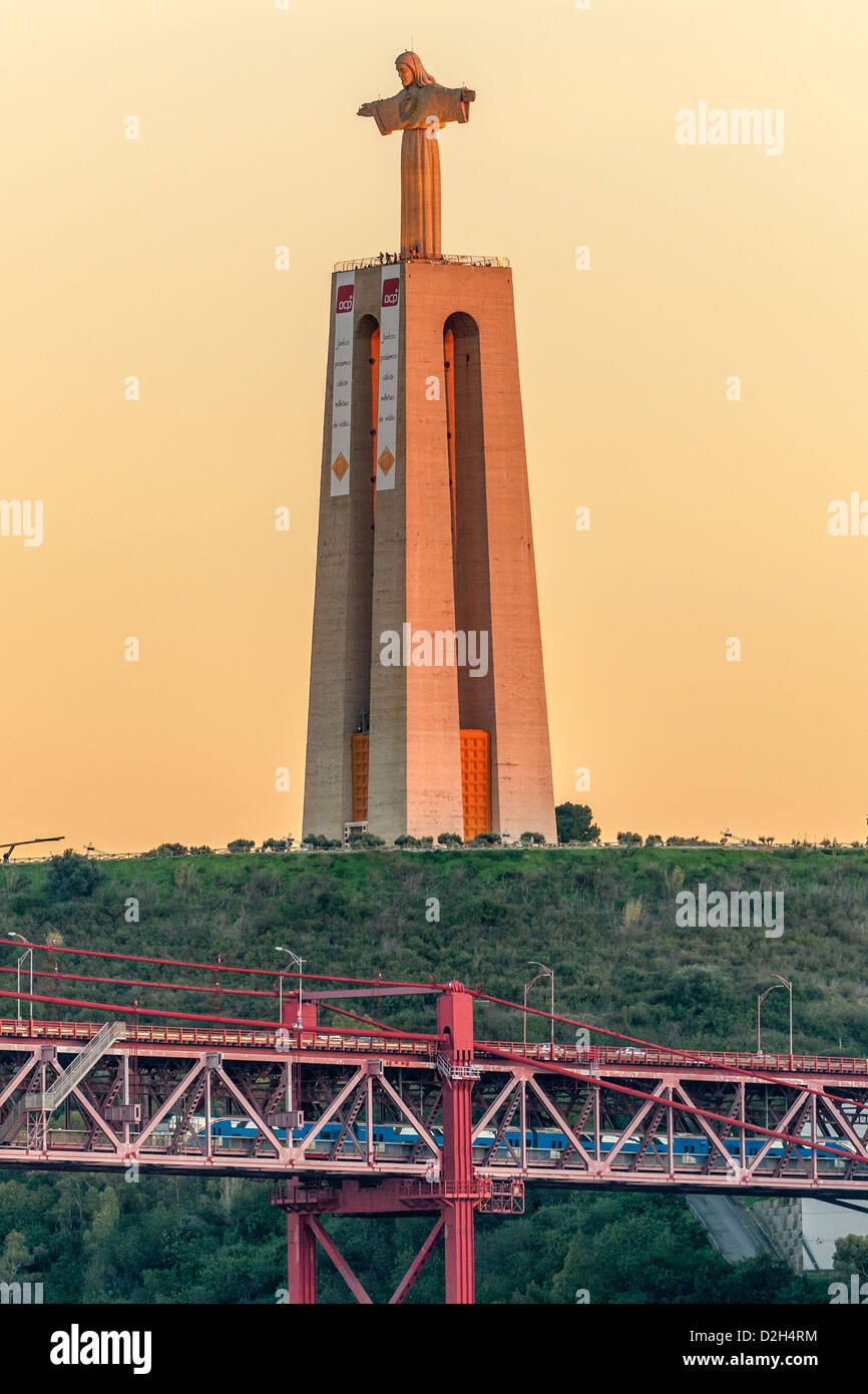 Lisbona (Portoghese: Lisboa) la città capitale del Portogallo, Europa - che si affaccia sulla città capitale il fiume Tago Foto Stock