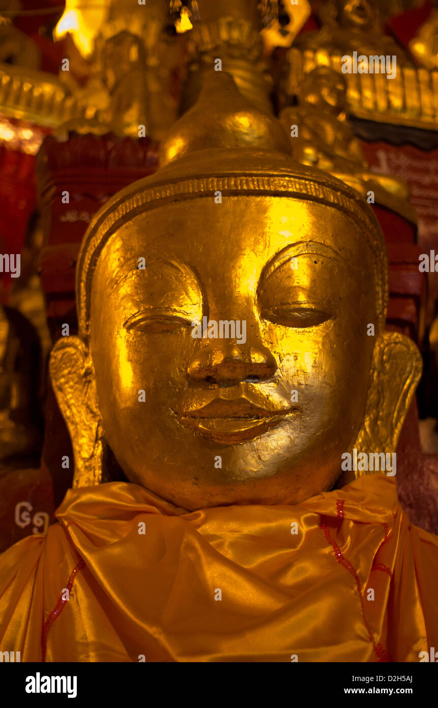 Oro testa di buddah nella grotta di Pindaya myanmar Foto Stock