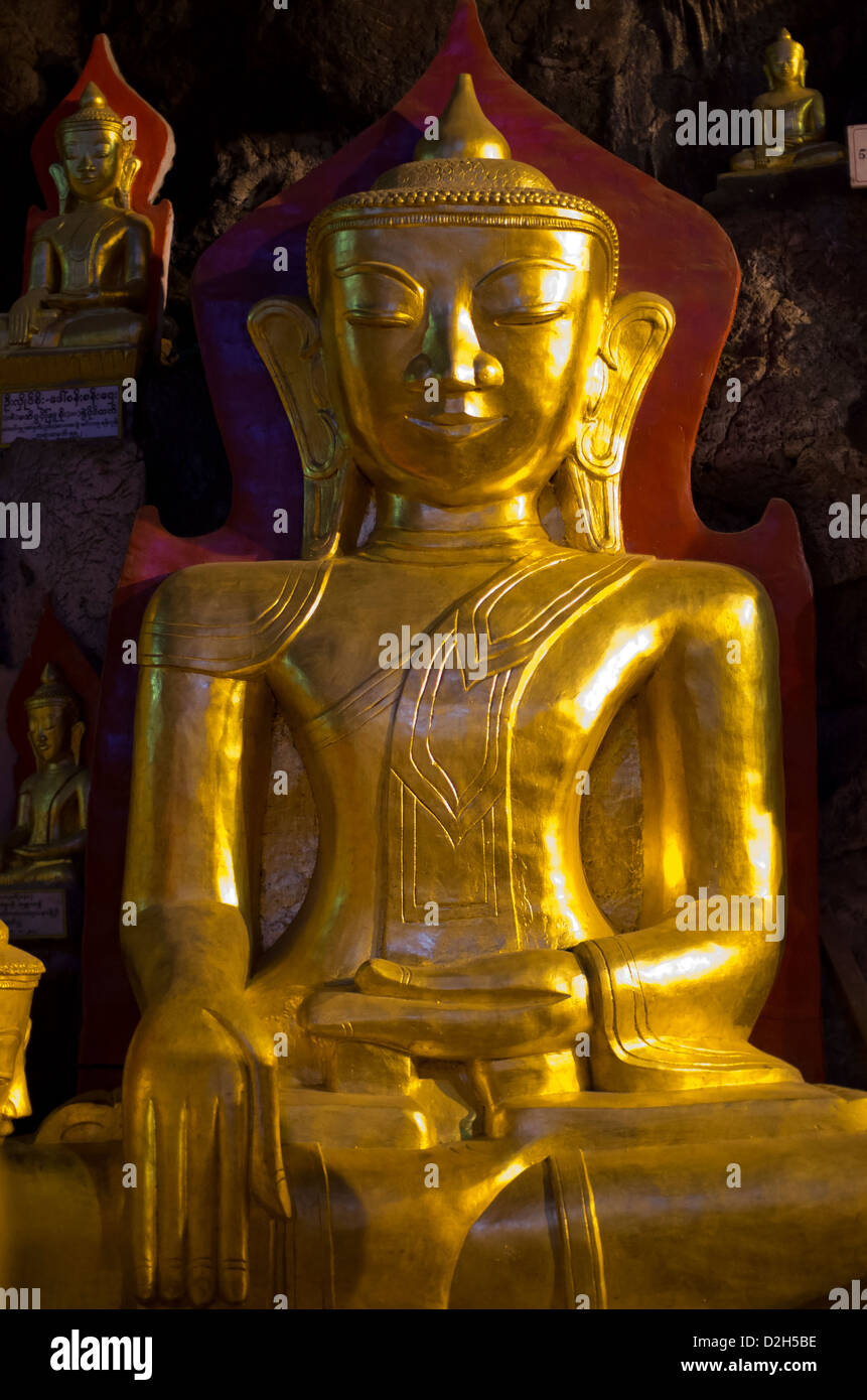 Oro immagine buddah nella grotta di Pindaya myanmar Foto Stock