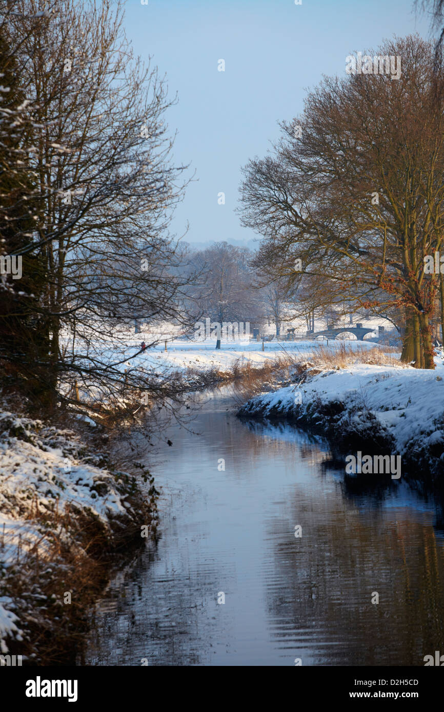 YORKSHIRE SCULPTURE PARK neve invernale alberi fiume Foto Stock