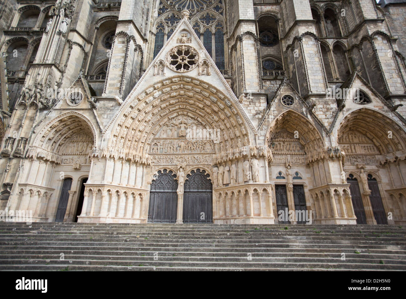 La facciata ovest della cattedrale di Bourges, Bourges, Cher, Val de Loire Francia Foto Stock