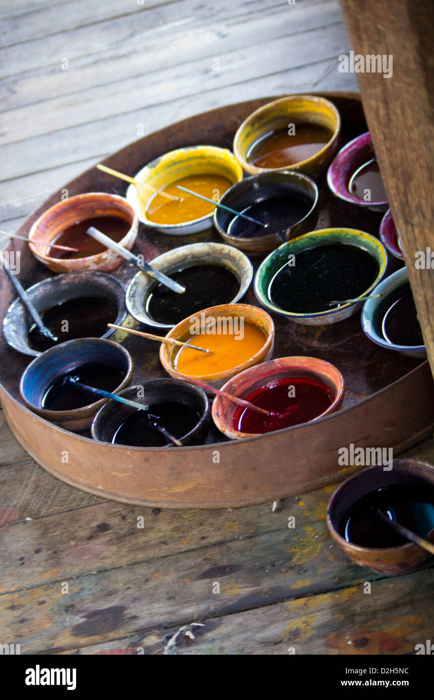 Colore Colore pentole di colorante in una tessitura della seta fabbrica Lago Inle MYANMAR Birmania Foto Stock