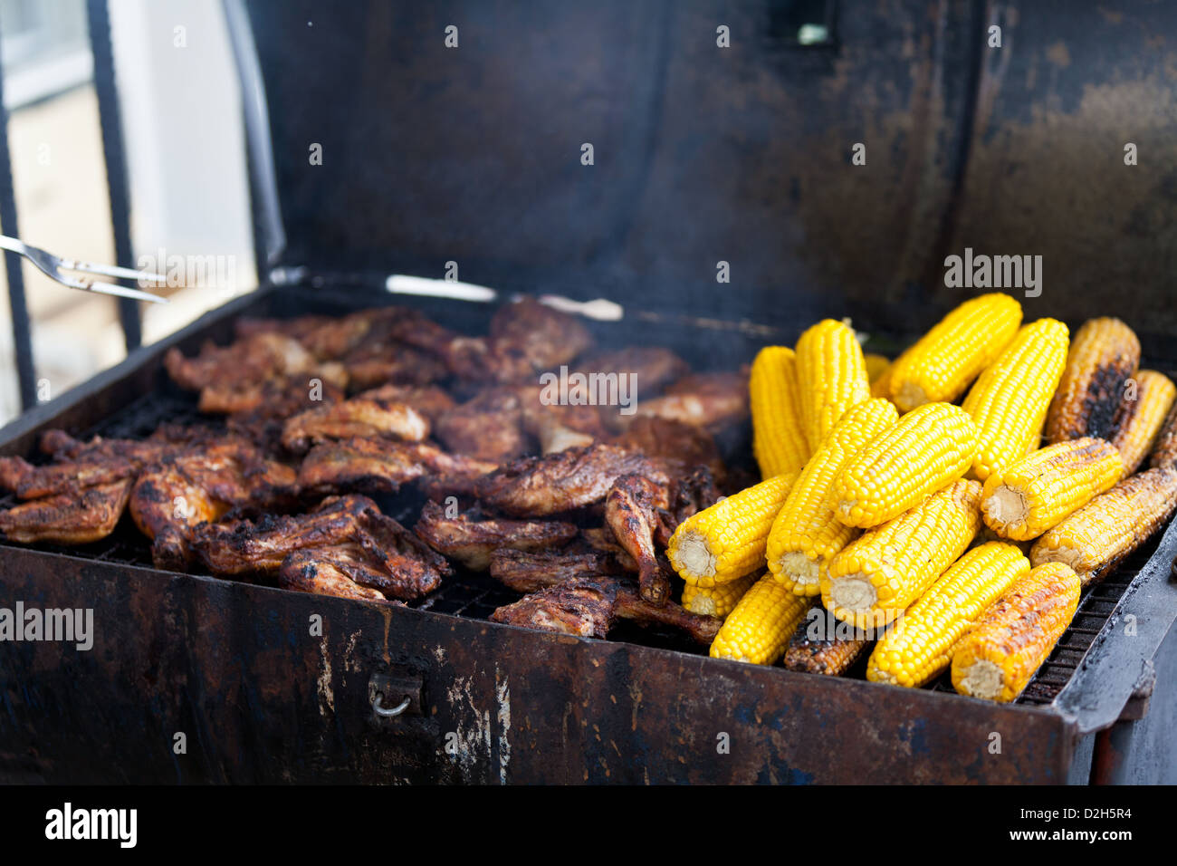 Pollo Jerk e mais dolce venga venduta a un'improvvisata bancarella di strada al 2011 carnevale di Notting Hill. Foto Stock