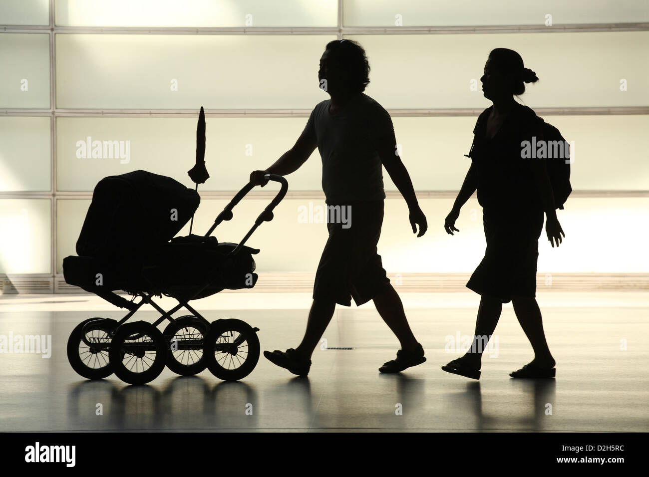 Berlino, Germania, la silhouette di una famiglia nucleare con bambino trasporto Foto Stock