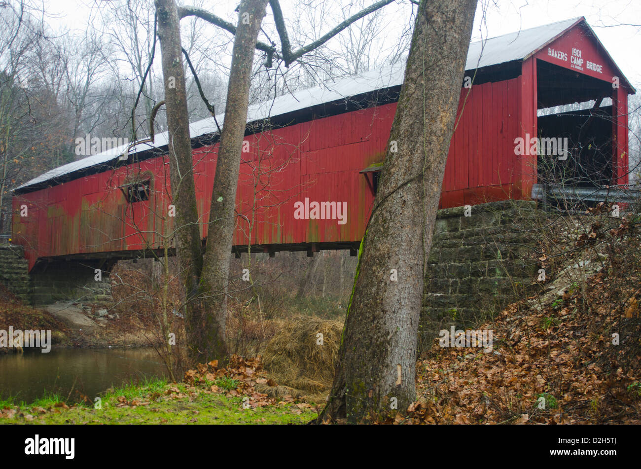 Costruito nel 1901, il Bakers Camp Ponte Coperto appena fuori di Bainbridge, Indiana si erge su riscontri in pietra ed è 128 piedi lungo Foto Stock