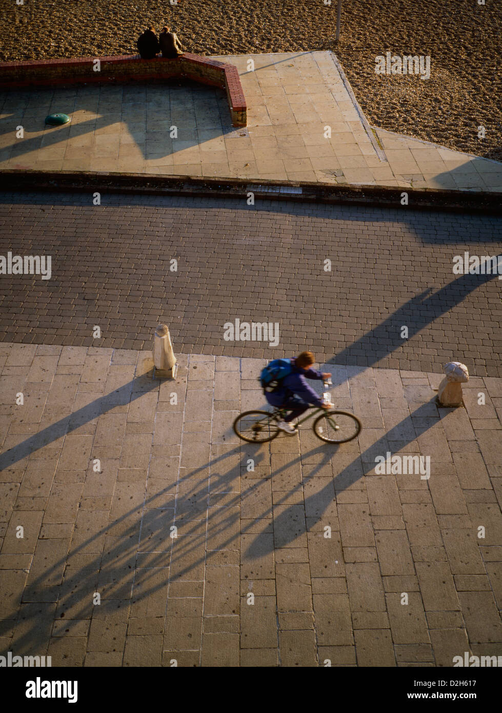 Ciclista dal di sopra, lunghe ombre, sera, Brighton Seafront Foto Stock