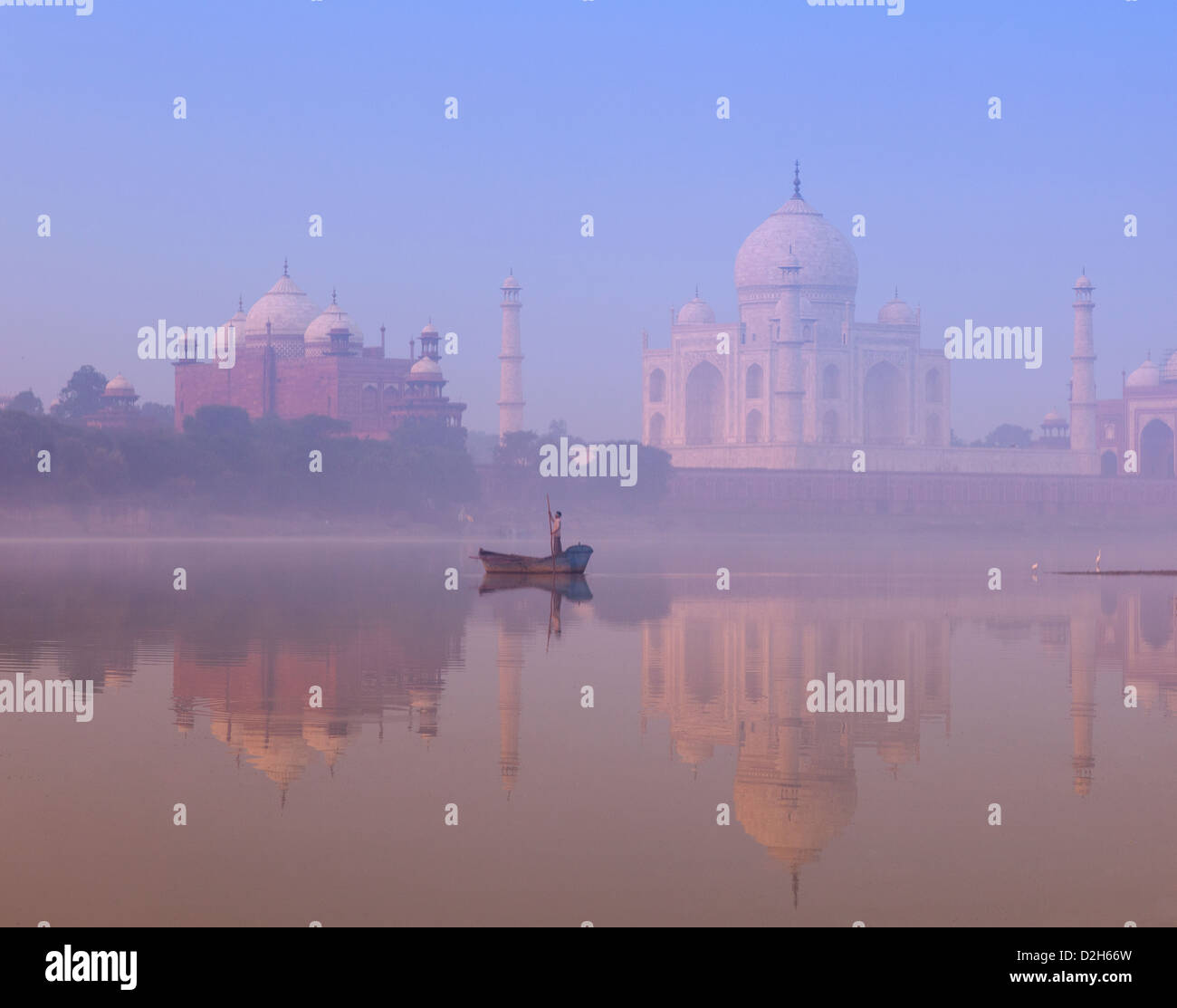 India, Uttar Pradesh, agra il Taj Mahal e il barcaiolo sul fiume Yamuna all'alba Foto Stock