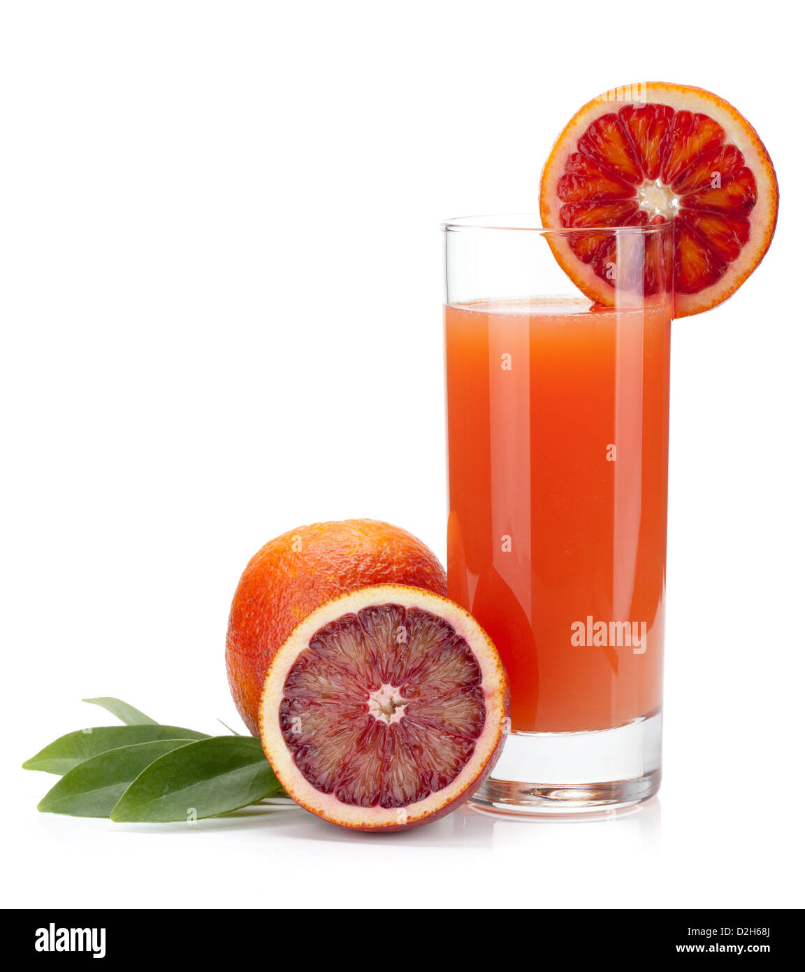 Rosso il succo di arancia in un bicchiere e arance. Isolato su sfondo bianco Foto Stock