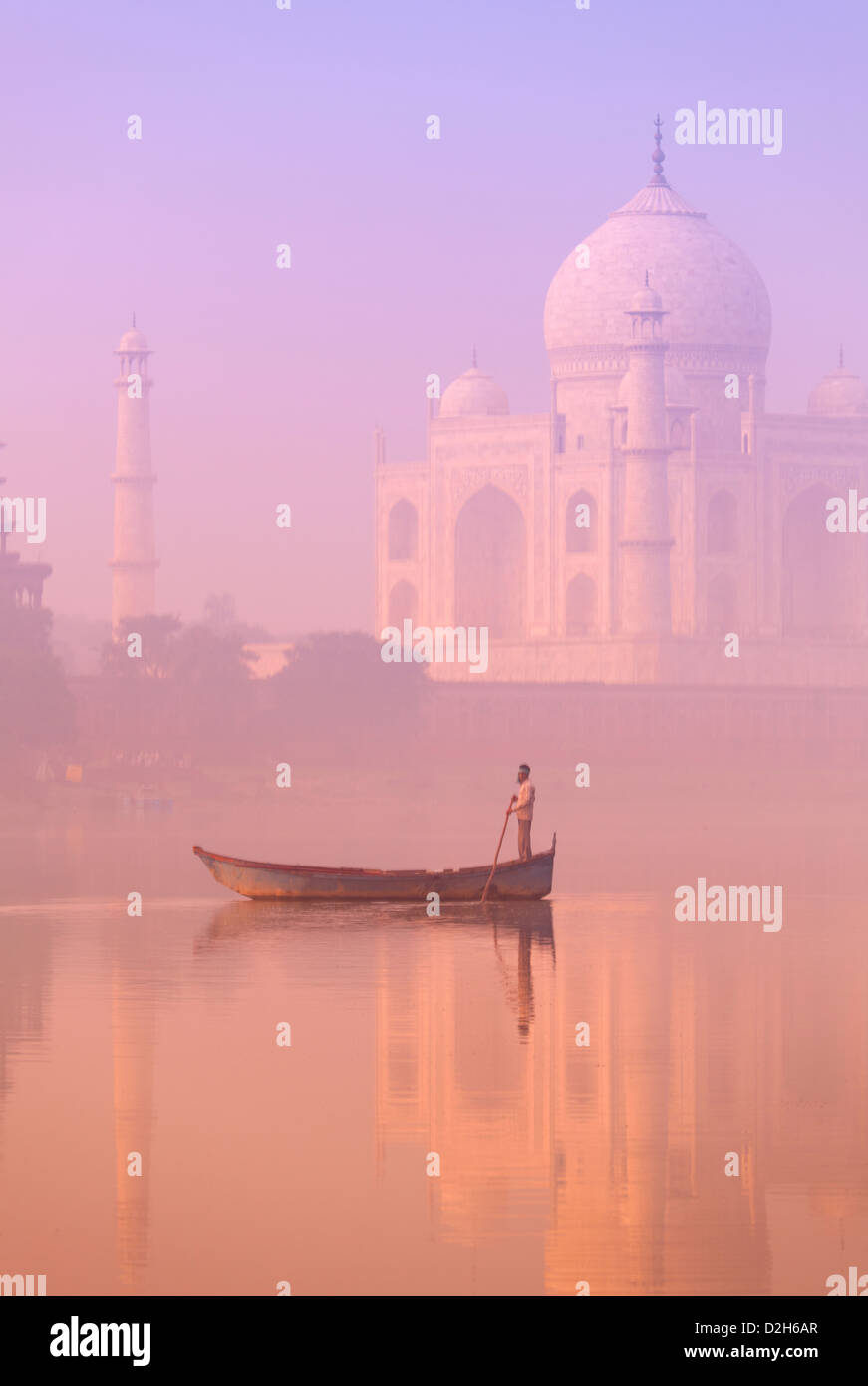 India, Uttar Pradesh, agra il Taj Mahal e il barcaiolo sul fiume Yamuna all'alba Foto Stock