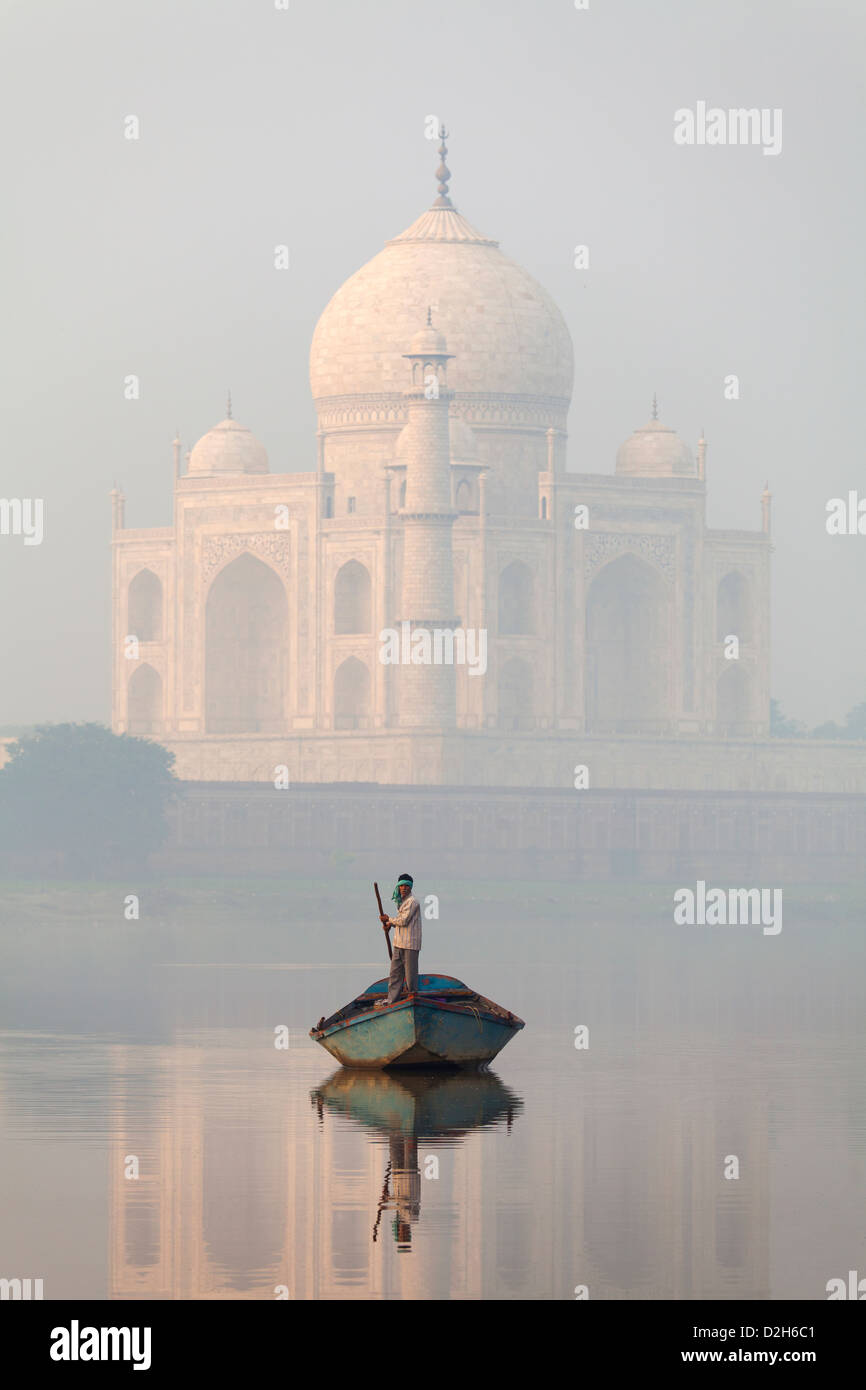 India, Uttar Pradesh, Agra il Taj Mahal e il barcaiolo sul fiume Yamuna all'alba Foto Stock