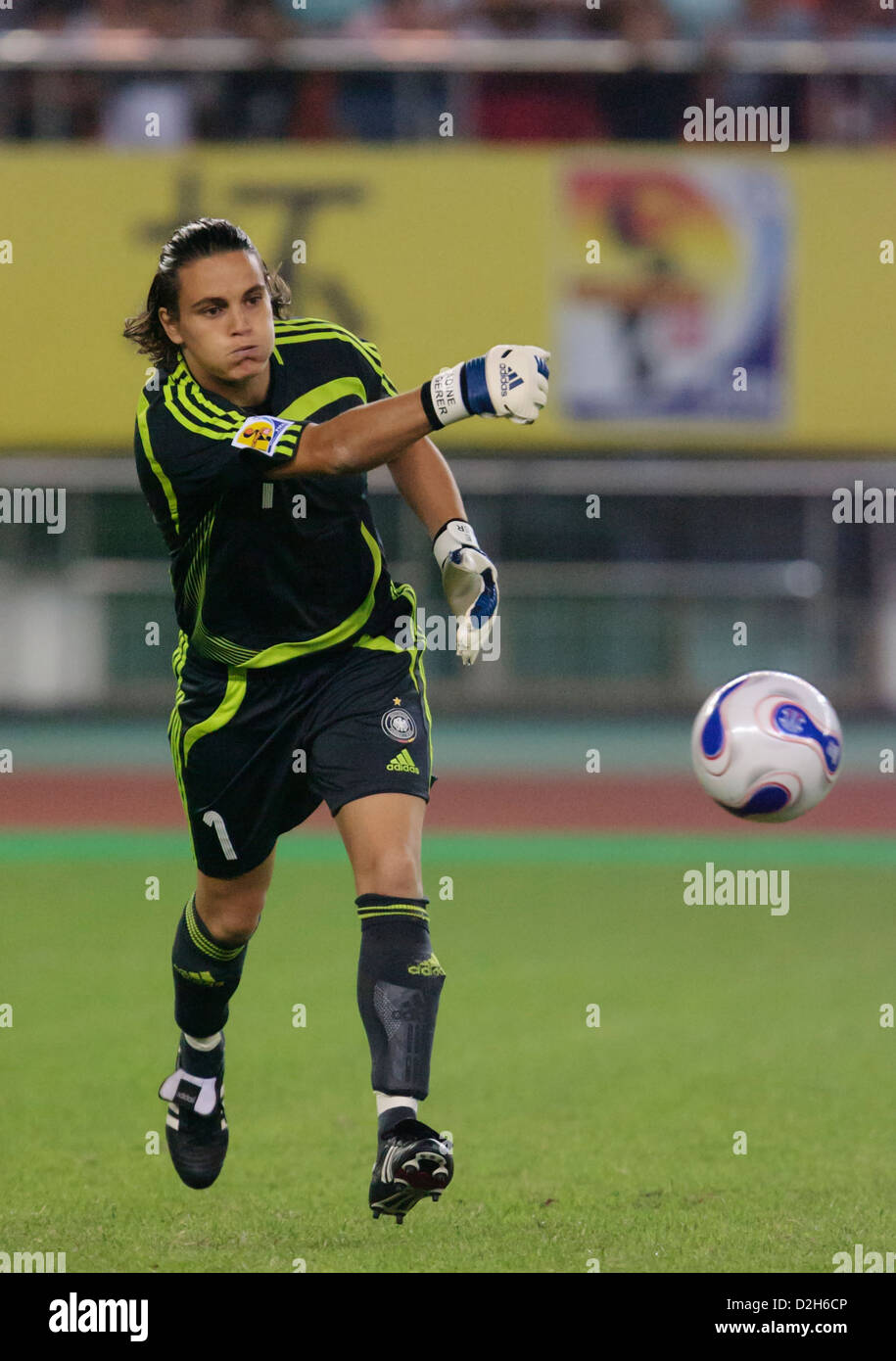 Il portiere Nadine Angerer di Germania lancia la palla durante una FIFA Coppa del Mondo Donne Gruppo un match contro il Giappone. Foto Stock