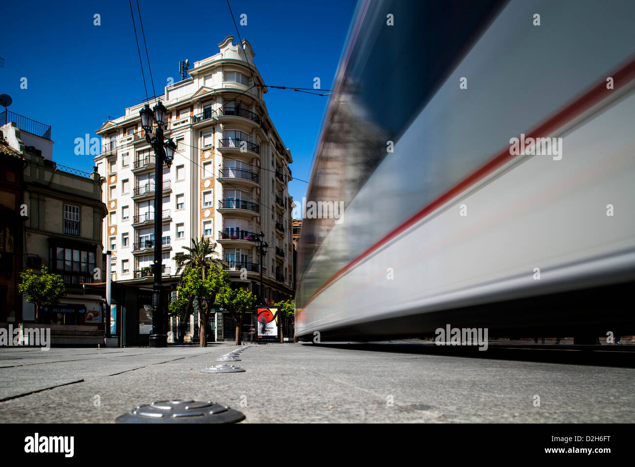 Siviglia, Spagna, un tram sulla Avenida de la Constitucion Foto Stock