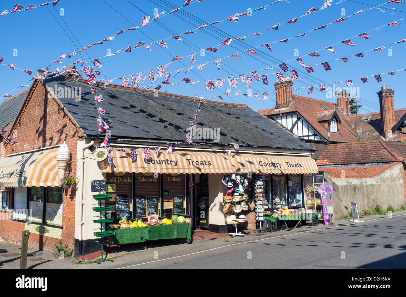 Negozi di villaggio in villaggio Horning Norfolk Broads UK con Union Jack Flag Foto Stock