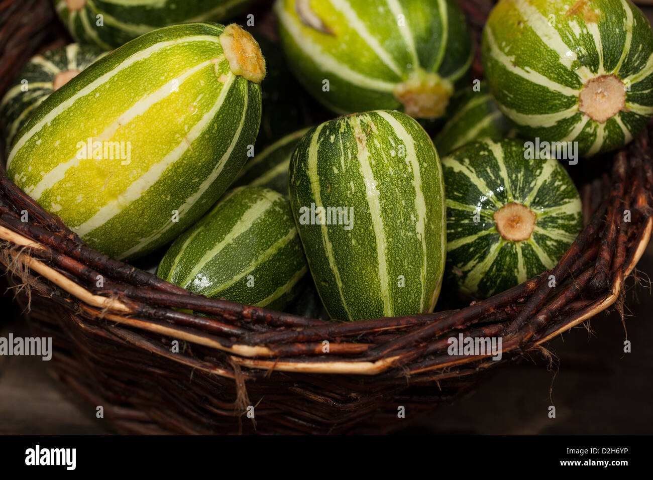 Zucchine verde in un cestello Foto Stock