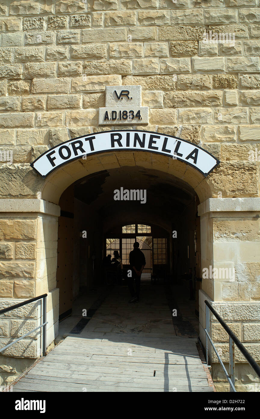 Malta, Rinella Bay, l'ingresso al Forte Rinella proteggendo il Grand Harbour. Foto Stock
