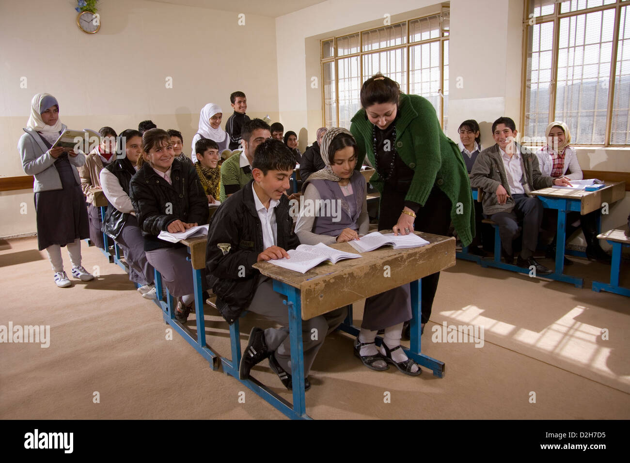 All'interno della scuola secondaria aula con maschio e femmina adolescente musulmano gli studenti di lingua curda nel Kurdistan nord dell Iraq Foto Stock