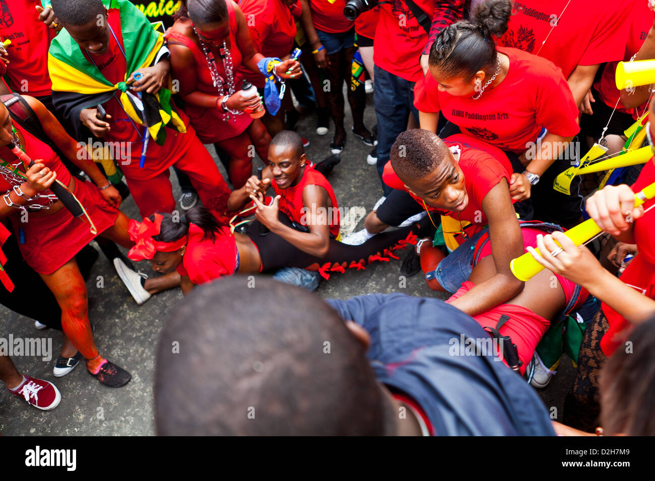 Un gruppo di ragazzi di eseguire una danza chiamato daggering al carnevale di Notting Hill 2011 Foto Stock