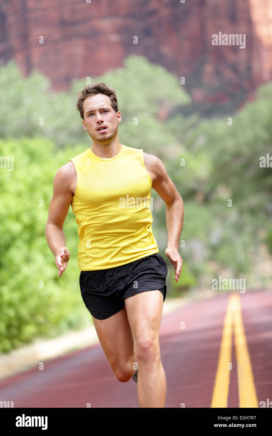 Uomo con determinazione, la concentrazione e la forza di formazione verso gli obiettivi e il successo in esecuzione per correre la maratona Foto Stock