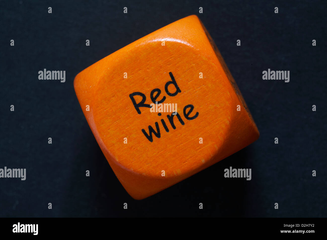 Lancio di un colore arancio bere dice che mostra il vino rosso isolato su sfondo nero Foto Stock
