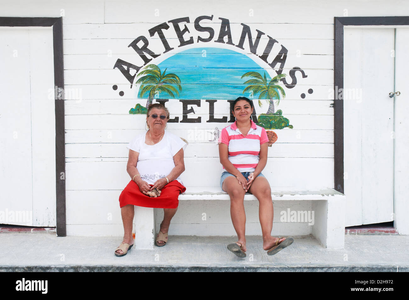 Due donne seduta su una panchina in Isla Holbox, Messico. Foto Stock
