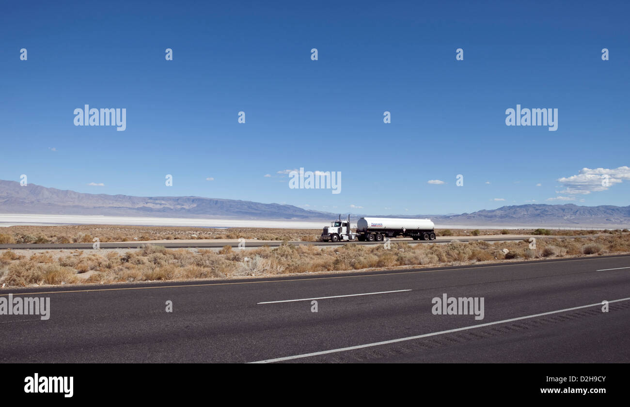 Il carrello si muove lungo l'autostrada accanto al lago Owens, una gran parte del lago a secco nella Owens Valley, a sud di Lone Pine, Contea di Inyo CA Foto Stock