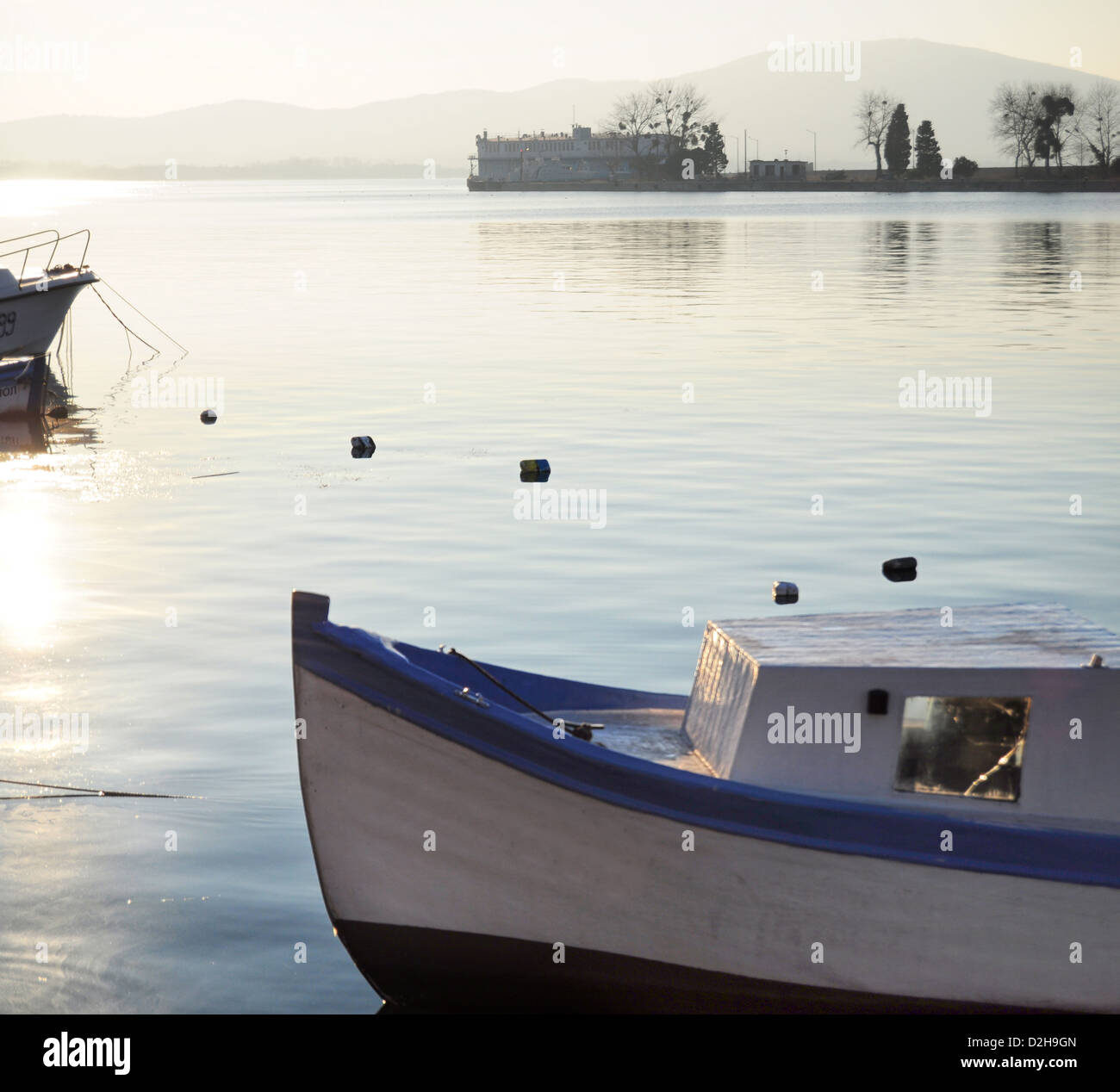 Barca su un mare calmo coast Foto Stock