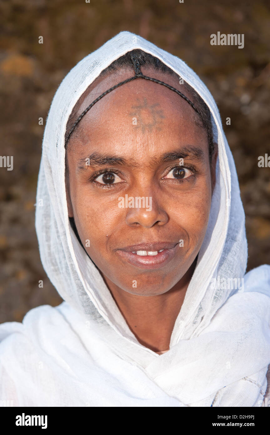Giovane donna con il tradizionale scialle bianco presso la Bete Medhane Alem Chiesa, Lalibela, Amhara Region, Etiopia settentrionale Foto Stock