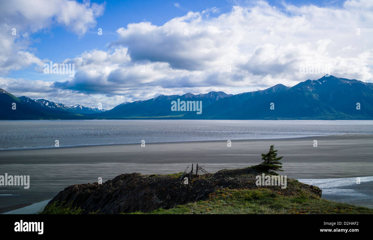 Aspro paesaggio di mare e montagne, Turnagain Arm, a sud di Anchorage in Alaska,, STATI UNITI D'AMERICA Foto Stock