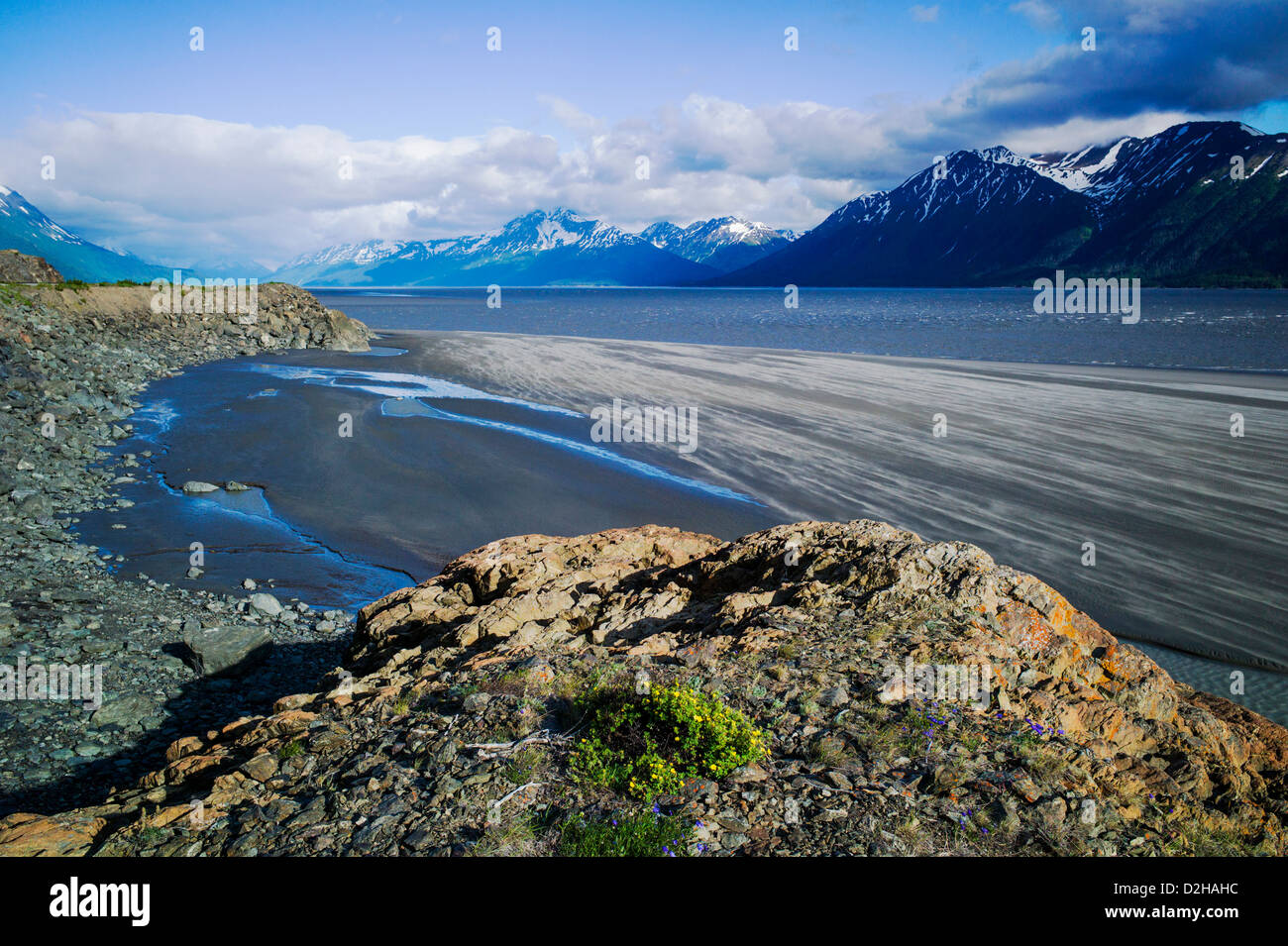 Forti venti rip attraverso un paesaggio aspro di mare e montagne, Turnagain Arm, a sud di Anchorage in Alaska,, STATI UNITI D'AMERICA Foto Stock