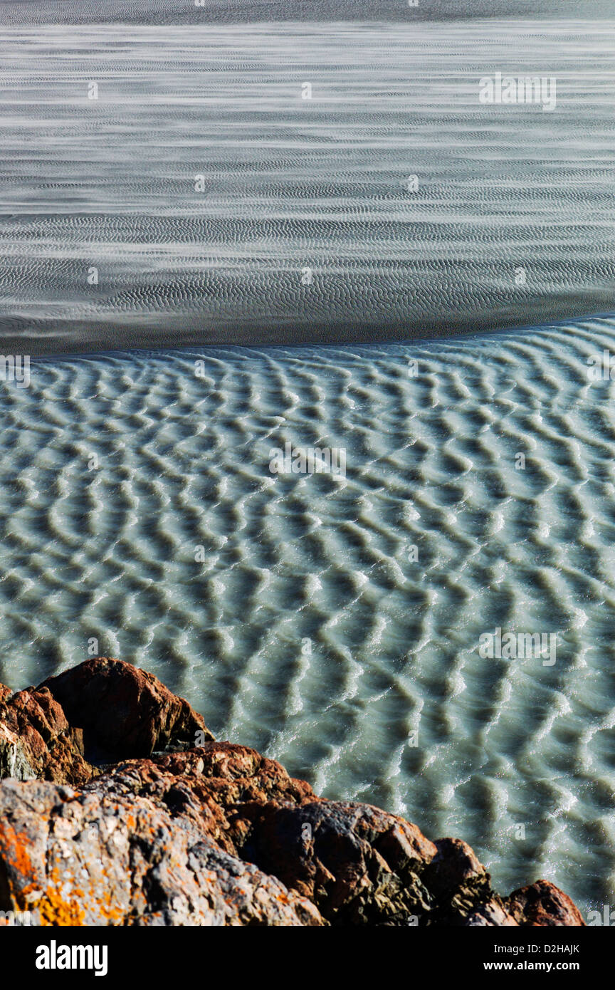 Forti venti rip attraverso un paesaggio aspro di mare e montagne, Turnagain Arm, a sud di Anchorage in Alaska,, STATI UNITI D'AMERICA Foto Stock