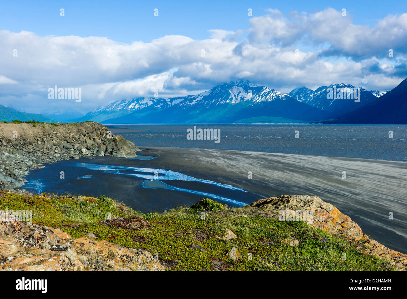 Forti venti rip attraverso un paesaggio aspro di mare e montagne, Turnagain Arm, a sud di Anchorage in Alaska,, STATI UNITI D'AMERICA Foto Stock