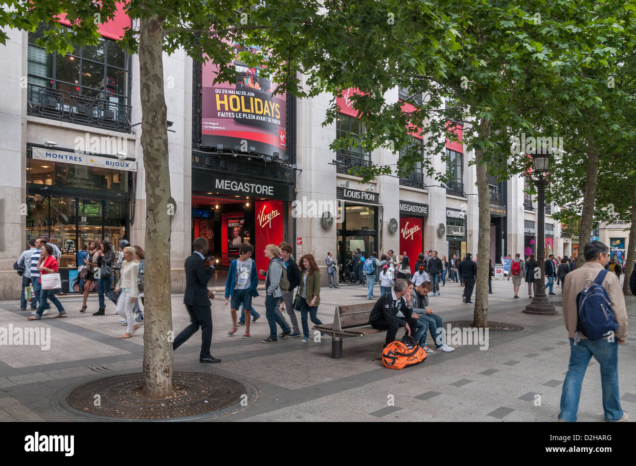 Caffè all'aperto e negozi lungo la Avenue des Champs Elysees di Parigi,Francia Foto Stock