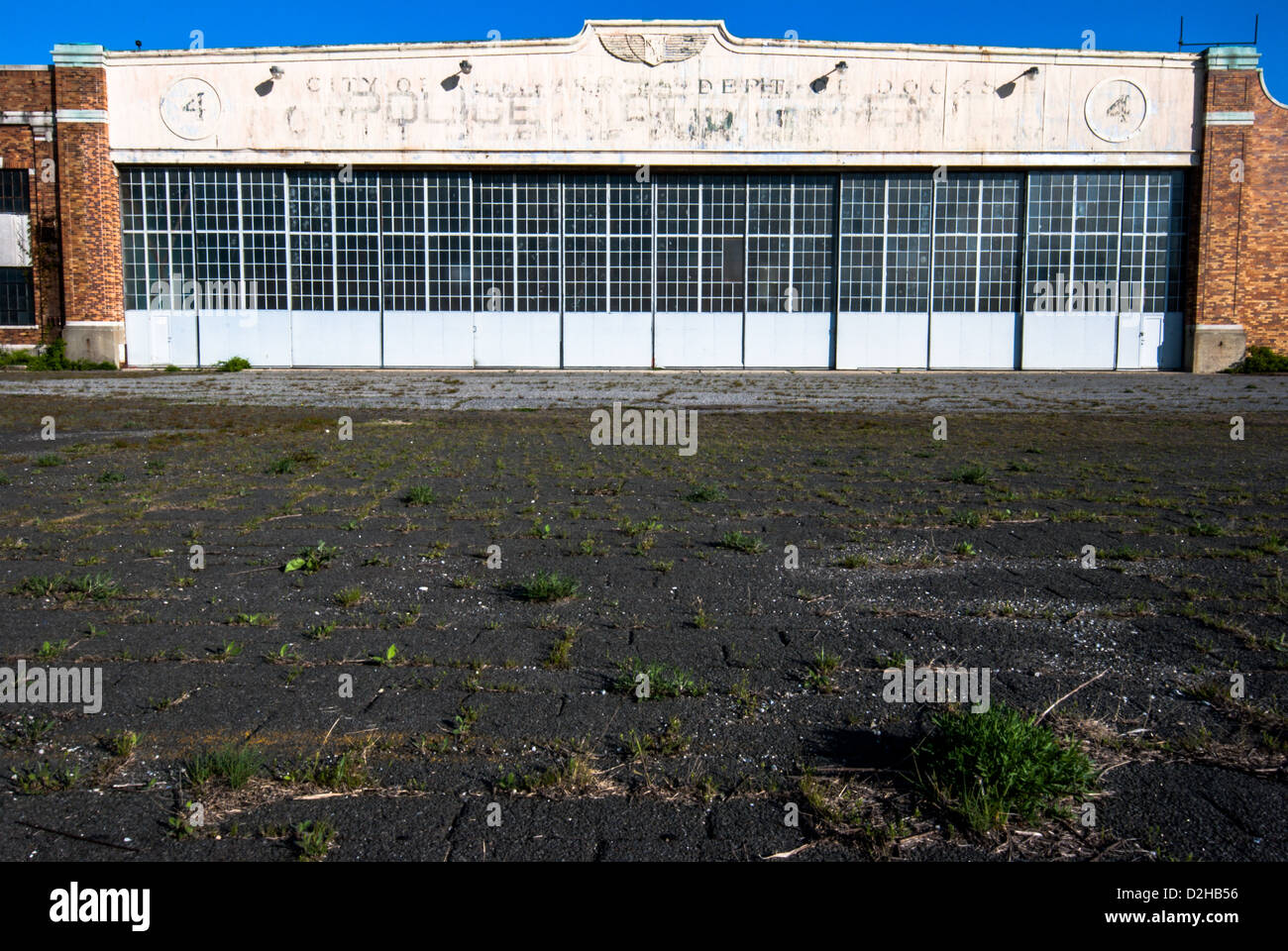 Abbandonato hangar aereo con spazio di copia nella parte inferiore dell'immagine in Brooklyn New York. Foto Stock