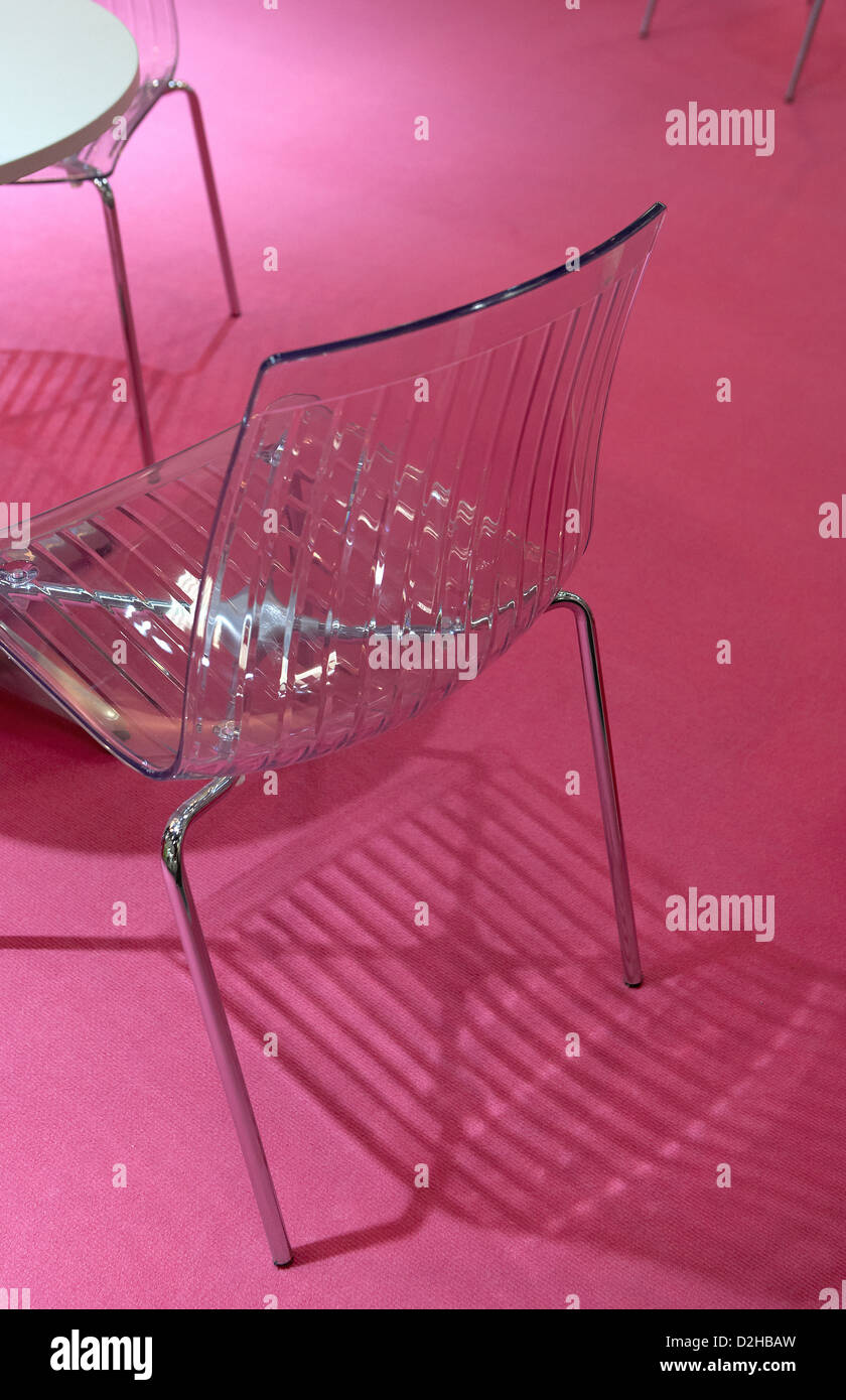 Berlino, Germania, sedia con sedile trasparente sul tappeto rosa Foto Stock
