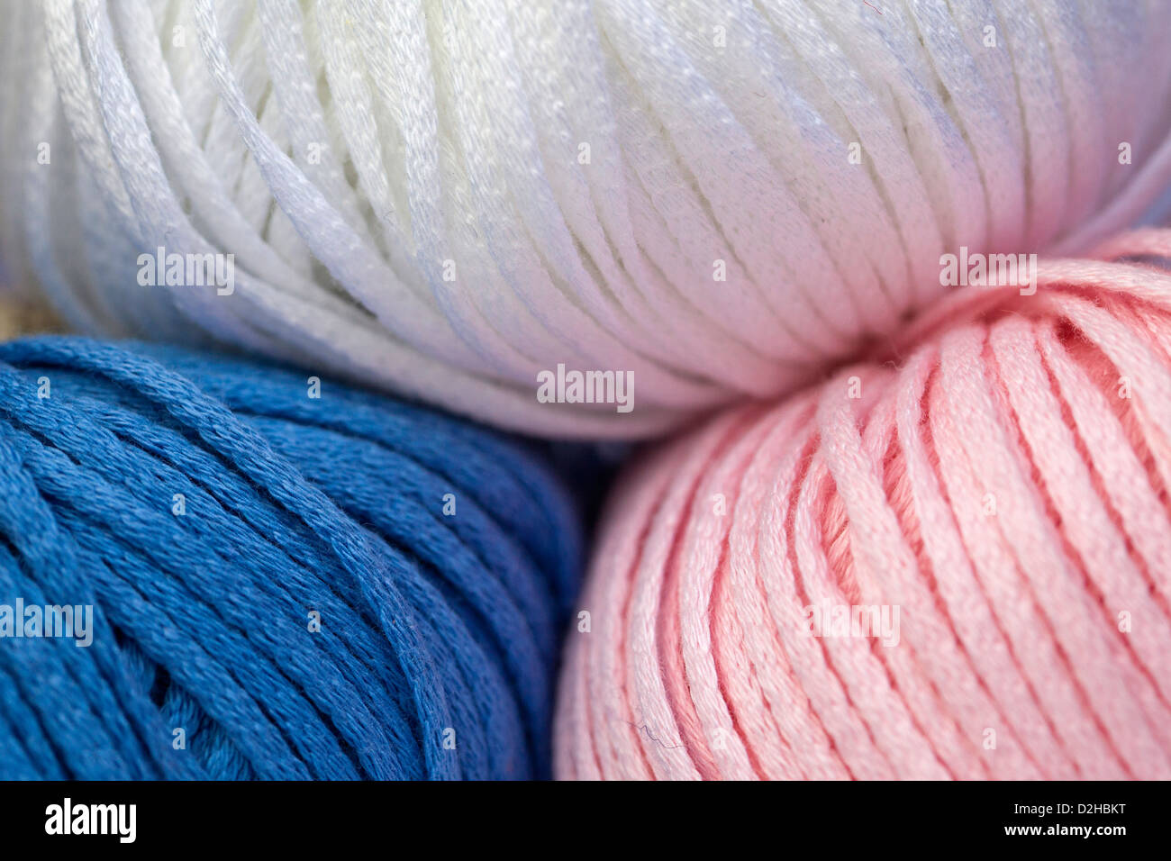 Close-up di tre fili, blu, bianco e rosa. Colori tradizionali per i neonati. Foto Stock